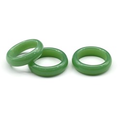 Кольцо зеленого цвета из нефрита имитация ширина 6мм
