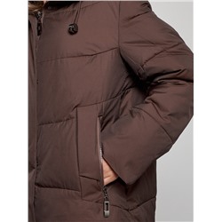 Пальто утепленное молодежное зимнее женское темно-коричневого цвета 52363TK