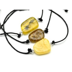 Браслет с Руной Йера из янтаря 10*17мм на шнурке цв.медово-молочный