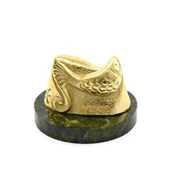 Знак зодиака из бронзы "Рыбы" на подставке из змеевика 50*50*35мм