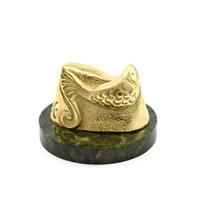 Знак зодиака из бронзы "Рыбы" на подставке из змеевика 50*50*35мм
