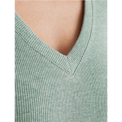 Футболка из плотного трикотажа в рубчик с V-образным вырезом