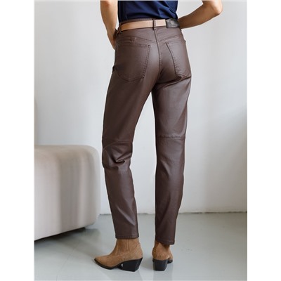 Брюки mom fit из эластичного хлопка с покрытием под кожу