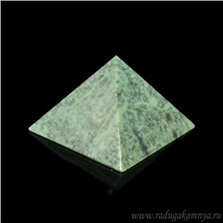 Пирамида из нефрита 45*45*30мм.