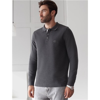 Лонгслив из мягкого фактурного трикотажа с плетеным воротником поло на пуговицах