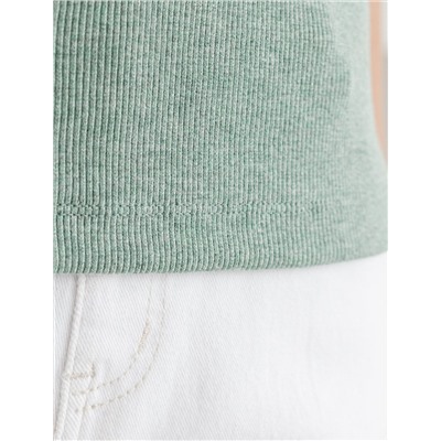 Футболка из плотного трикотажа в рубчик с V-образным вырезом