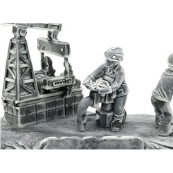 Скульптура из мрамолита "Нефтяники за работой на фоне качалки 1" 290*120*130мм