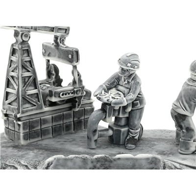 Скульптура из мрамолита "Нефтяники за работой на фоне качалки 1" 290*120*130мм