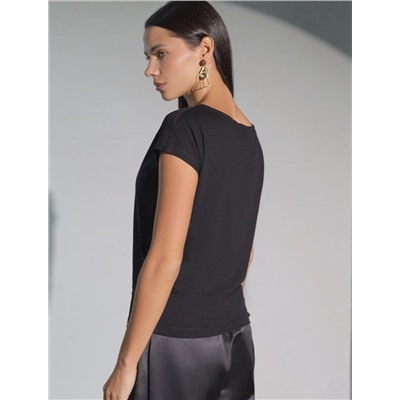 Нарядная футболка с золотистым принтом