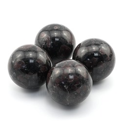 Шар из граната альмадин в астрофиллите диаметр 63-64мм