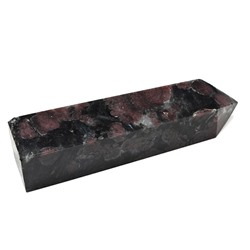 Кристалл из нуумита с гранатом "Карандаш" 31*28*134мм, 300г