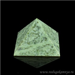 Пирамида из нефрита 35*35*24мм