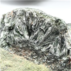 Минерал серафинит "Клинохлор" 89*60*49мм, 270-299г