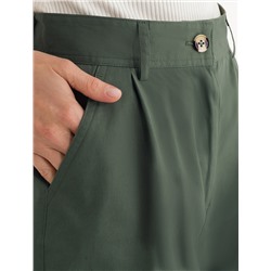 Шорты-бермуды с защипами