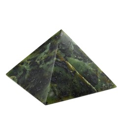 Пирамида из нефрита 50*50*34мм