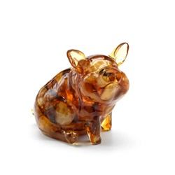Фигурки из янтаря Свинка сидит 55*60*55мм цв.коньячный, 55,5г