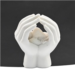 Фигурка из мрамолита "Ангелочек спящий в руках" 53*38*53мм