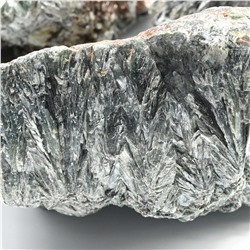 Минерал серафинит "Клинохлор" 76*55*41мм, 210-229г
