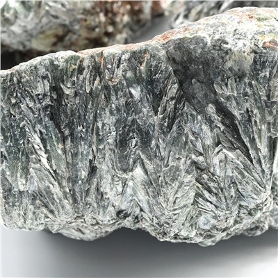 Минерал серафинит "Клинохлор" 76*55*41мм, 210-229г