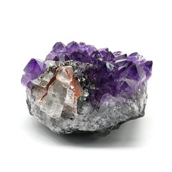 Друза из аметиста с кальцитом 75*65*40мм, 285г