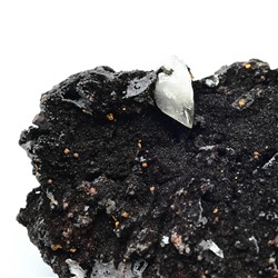 Кальцит на гематите кристаллическое образование 76*67*25мм, 165г