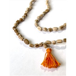Чётки из священного дерева ТУЛАСИ без коры с ОРАНЖЕВОЙ кисточкой (РУЧНАЯ РАБОТА, прямоугольные бусины по 5-8 мм., длина 44-46 см.), 1 шт.