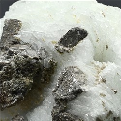 Альбит кристаллическое образование 115*90*78мм, 820гр