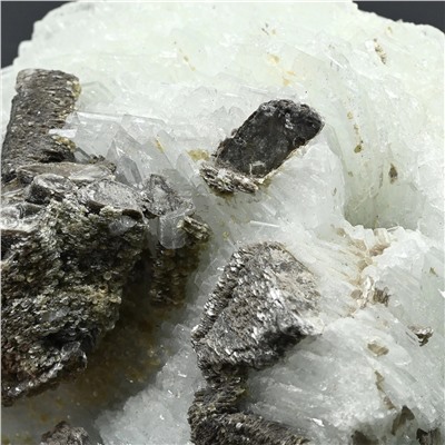 Альбит кристаллическое образование 115*90*78мм, 820гр