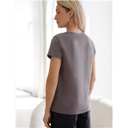 Футболка из 100% хлопка с авторским принтом.