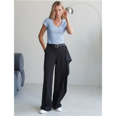 Футболка из плотного трикотажа в рубчик с V-образным вырезом