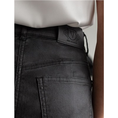 Брюки mom fit из эластичного хлопка с покрытием под кожу