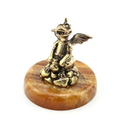 Дракончик на подставке из медового оникса