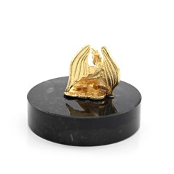 Дракон на монетах крылатый на подставке из черного мрамора 40*40*27мм.