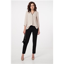 Блузка офисная прямая с v-вырезом светло-бежевая