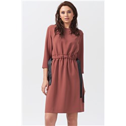 Платье повседневное прямое с кулиской на талии бледно-терракотовое