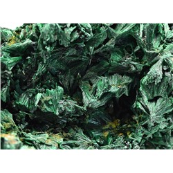 Малахит плисовый кристаллическое образование 91*63*49мм, 173г