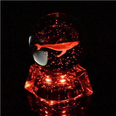 Шар с 3D гравировкой стеклянный "Кит" на подставке с подсветкой, диаметр 59мм.