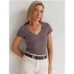 Футболка из плотного трикотажа в рубчик с V-образным вырезом