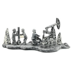 Скульптура из мрамолита "Нефтяники за работой на фоне качалки 1" 290*120*130мм