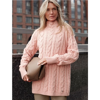 Удлиненный свитер фактурной вязки с узором косы