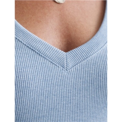 Футболка из плотного трикотажа в рубчик с V-образным вырезом