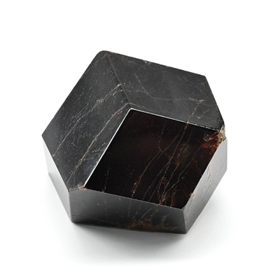 Камень гранат "Альмандин" с гранями 42*33*30мм 104г.
