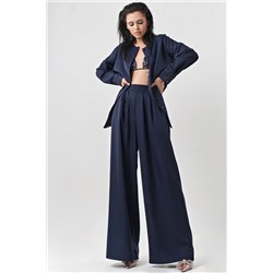 Костюм из струящейся атласной ткани темно-синий