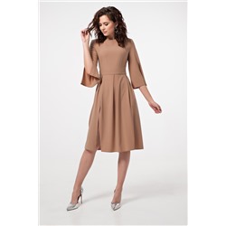 Платье приталенное с разрезом по ноге бежевое