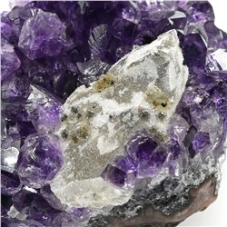 Друза из аметиста с кальцитом и гематитом 77*53*46мм, 216г