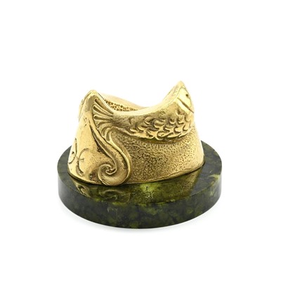 Знак зодиака из бронзы "Рыбы" на подставке из змеевика 50*50*35мм