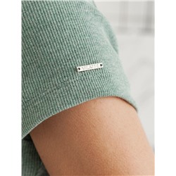 Футболка из плотного трикотажа в рубчик с V-образным вырезом