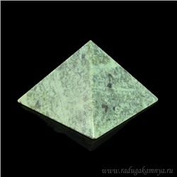 Пирамида из нефрита 50*50*33мм