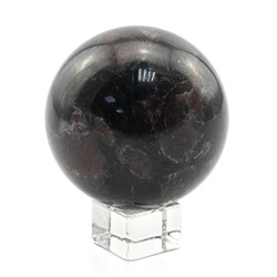 Шар из граната альмадин в астрофиллите диаметр 63-64мм