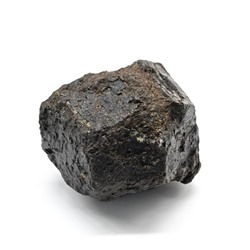 Камень гранат "Альмандин" самородный 70*61*53мм, 422г